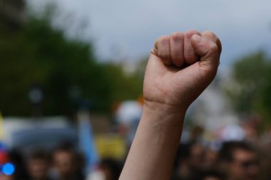 Uluslararası İşçi Bayramı münasebetiyle 1 Mayıs 2023 'te Paris' te düzenlenen yıllık İşçi Bayramı mitingine katılan protestocular. 