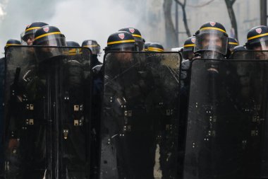 Uluslararası İşçi Bayramı münasebetiyle 1 Mayıs 2023 'te Paris' te düzenlenen yıllık İşçi Bayramı (İşçi Bayramı) mitinginin oturum aralarında Çevik Kuvvet Polisi protestocularıyla çatıştı.. 