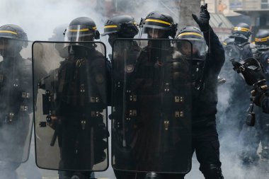 Uluslararası İşçi Bayramı münasebetiyle 1 Mayıs 2023 'te Paris' te düzenlenen yıllık İşçi Bayramı (İşçi Bayramı) mitinginin oturum aralarında Çevik Kuvvet Polisi protestocularıyla çatıştı.. 