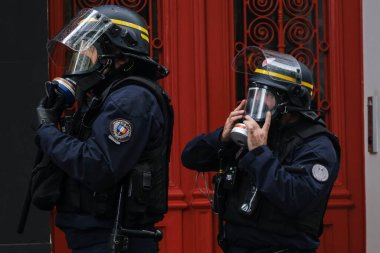 Uluslararası İşçi Bayramı münasebetiyle 1 Mayıs 2023 'te Paris' te düzenlenen yıllık İşçi Bayramı (İşçi Bayramı) mitinginin oturum aralarında Çevik Kuvvet Polisi protestocularıyla çatıştı.. 