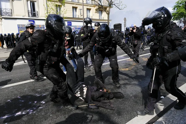 Омон Столкнулся Протестующими Кулуарах Ежегодного Митинга Мая 2023 Года Париже — стоковое фото