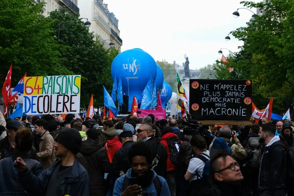 2023年5月1日のパリでの国際労働者の日を記念して 毎年5月1日 労働者の日 集会でデモに参加する抗議者 — ストック写真
