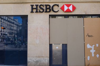 HSBC Banka Şubesi 2 Mayıs 2023 'te Paris, Fransa' da.