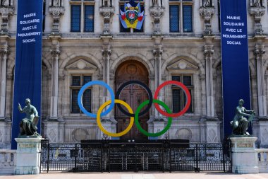 Paris, Fransa, 2 Mayıs 2023. 2024 Olimpiyat Oyunları 'nın dev logosu 2024 yılında Paris' teki belediye binasının önüne kurulmuştur.