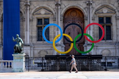 Paris, Fransa, 2 Mayıs 2023. 2024 Olimpiyat Oyunları 'nın dev logosu 2024 yılında Paris' teki belediye binasının önüne kurulmuştur.