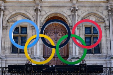 Paris, Fransa, 2 Mayıs 2023. 2024 Olimpiyat Oyunları 'nın dev logosu 2024 yılında Paris' teki belediye binasının önüne kurulmuştur.