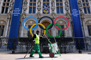 Paris, Fransa, 2 Mayıs 2023. 2024 Olimpiyat Oyunları 'nın dev logosu 2024 yılında Paris' teki belediye binasının önüne kurulmuştur.
