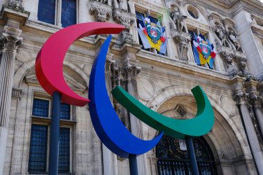 Paris, Fransa, 2 Mayıs 2023. 2024 Olimpiyat Oyunları 'nın dev logosu 2024 yılında Paris' teki belediye binasının önüne kurulmuştur.