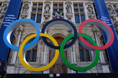 Paris, Fransa, 2 Mayıs 2023. 2024 Olimpiyat Oyunları 'nın dev logosu 2024 yılında Paris' teki belediye binasının önüne kurulmuştur.
