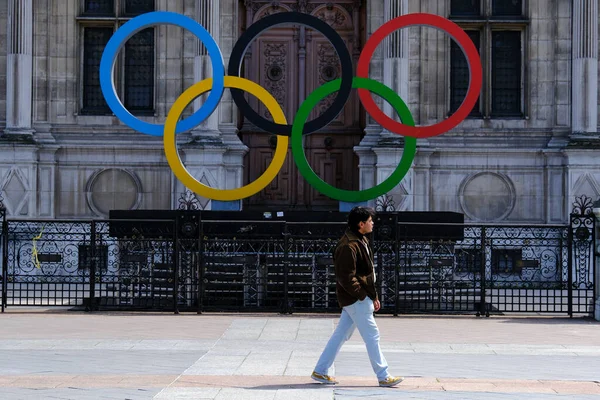 Paris, Fransa, 2 Mayıs 2023. 2024 Olimpiyat Oyunları 'nın dev logosu 2024 yılında Paris' teki belediye binasının önüne kurulmuştur.
