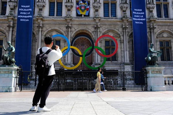 Paris, Fransa, 2 Mayıs 2023. 2024 Olimpiyat Oyunları 'nın dev logosu 2024 yılında Paris' teki belediye binasının önüne kurulmuştur.