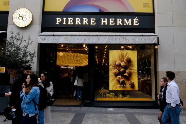2023年4月30日在法国巴黎市中心法国著名糕点厨师皮埃尔 赫姆的糕点店外景 — 图库照片