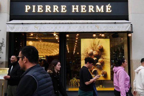 2023年4月30日在法国巴黎市中心法国著名糕点厨师皮埃尔 赫姆的糕点店外景 — 图库照片