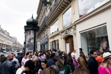 30 Nisan 2023 'te Paris, Fransa' daki Cedric Grolet pastanesinin dış görünüşü.
