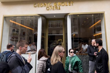 30 Nisan 2023 'te Paris, Fransa' daki Cedric Grolet pastanesinin dış görünüşü.