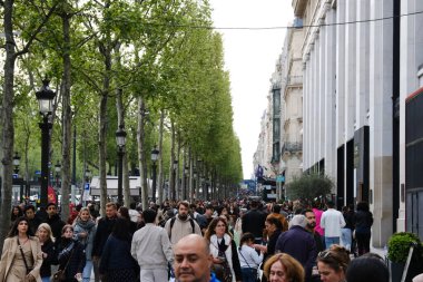 İnsanlar 30 Nisan 2023 'te Paris, Fransa' nın merkez alışveriş bölgesinde yürürler..