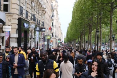 İnsanlar 30 Nisan 2023 'te Paris, Fransa' nın merkez alışveriş bölgesinde yürürler..