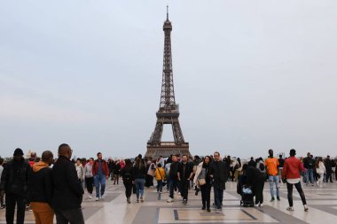 Turist kalabalığı 30 Nisan 2023 'te Paris, Fransa' daki Eyfel Kulesi 'nin keyfini çıkarıyorlar..