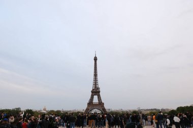 Turist kalabalığı 30 Nisan 2023 'te Paris, Fransa' daki Eyfel Kulesi 'nin keyfini çıkarıyorlar..