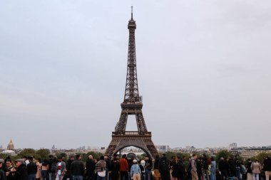 Turist kalabalığı 30 Nisan 2023 'te Paris, Fransa' daki Eyfel Kulesi 'nin keyfini çıkarıyorlar..