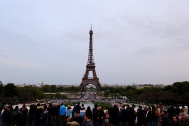 Turist kalabalığı 30 Nisan 2023 'te Paris, Fransa' daki Eyfel Kulesi 'nin keyfini çıkarıyorlar..