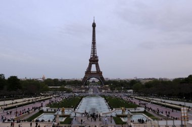 Turist kalabalığı 30 Nisan 2023 'te Paris, Fransa' daki Eyfel Kulesi 'nin keyfini çıkarıyorlar..