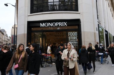 30 Nisan 2023 'te Paris, Fransa' daki Monoprix mağazasının dış görünüşü. 