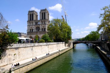 2 Mayıs 2023 'te Paris' teki Notre-Dame de Paris katedralinin önünde yürüyen turistler görülüyor..