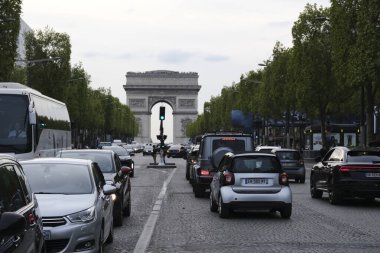 30 Nisan 2023 'te Paris merkez caddesinde trafik sıkışık..