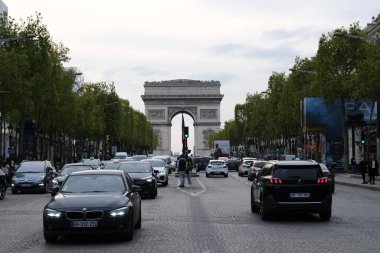 30 Nisan 2023 'te Paris merkez caddesinde trafik sıkışık..