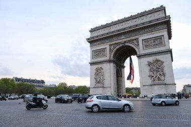 30 Nisan 2023 'te Paris merkez caddesinde trafik sıkışık..