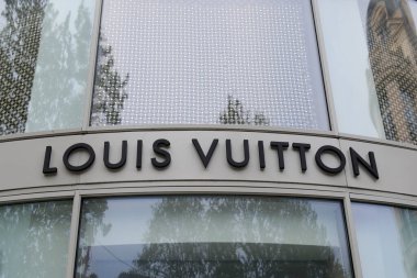 30 Nisan 2023 'te Paris, Fransa' daki Louis Vuitton mağazasının dış görünüşü.