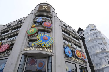 30 Nisan 2023 'te Paris, Fransa' daki Louis Vuitton mağazasının dış görünüşü.