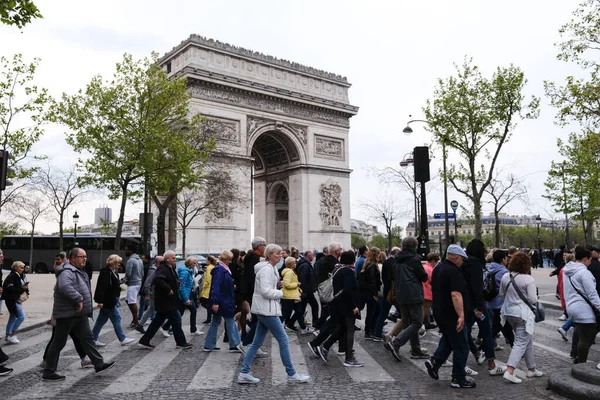 Emberek Séta Párizs Központjában Franciaországban Április 2023 — Stock Fotó