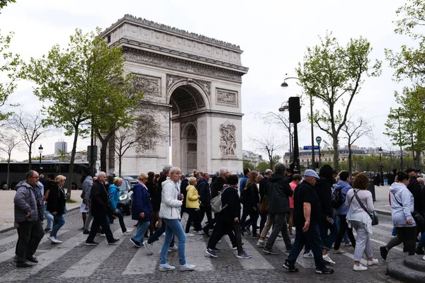 Nisan 2023 Paris Fransa Insanlar Yürür — Stok fotoğraf