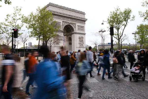Emberek Séta Párizs Központjában Franciaországban Április 2023 — Stock Fotó