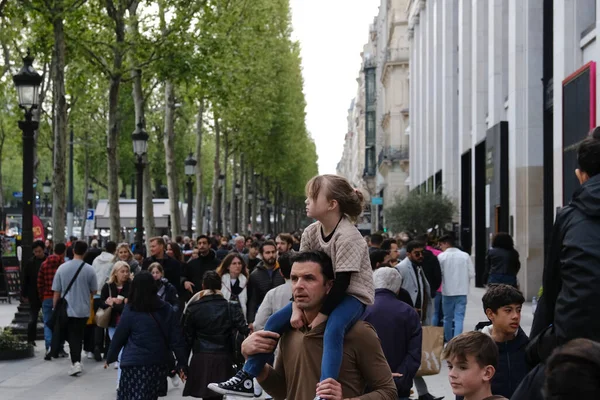 Lidé Procházka Centru Nákupní Čtvrti Paříži Francie Dubna 2023 — Stock fotografie