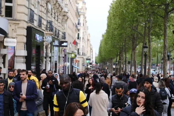 Gente Camina Centro París Francia Abril 2023 —  Fotos de Stock