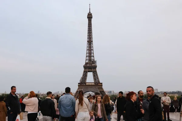 Tłum Turystów Podziwiać Widok Wieży Eiffla Paryżu Francja Kwietnia 2023 — Zdjęcie stockowe