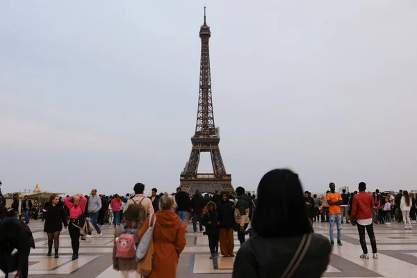 Толпа Туристов Наслаждается Видом Эйфелеву Башню Париже Франция Апреля 2023 — стоковое фото