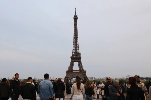 Толпа Туристов Наслаждается Видом Эйфелеву Башню Париже Франция Апреля 2023 — стоковое фото