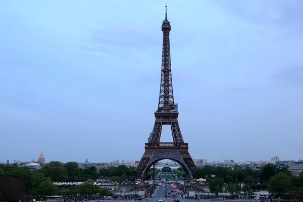 Multidões Turistas Desfrutam Vista Torre Eiffel Paris França Abril 2023 — Fotografia de Stock