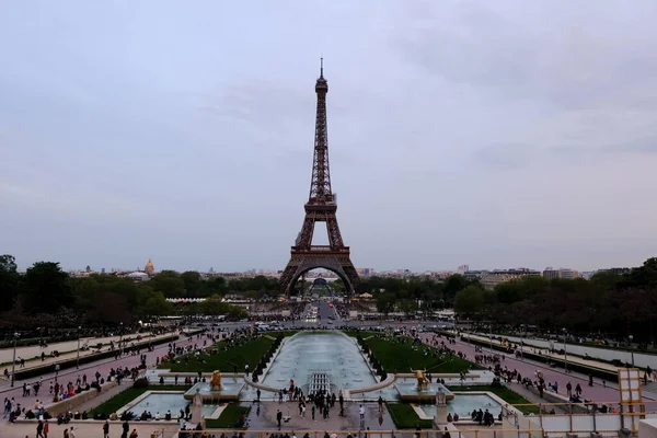 Turist Kalabalığı Nisan 2023 Paris Fransa Daki Eyfel Kulesi Nin — Stok fotoğraf