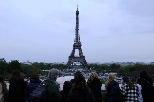 Toeristen Genieten Van Het Uitzicht Eiffeltoren Parijs Frankrijk April 2023 — Stockfoto
