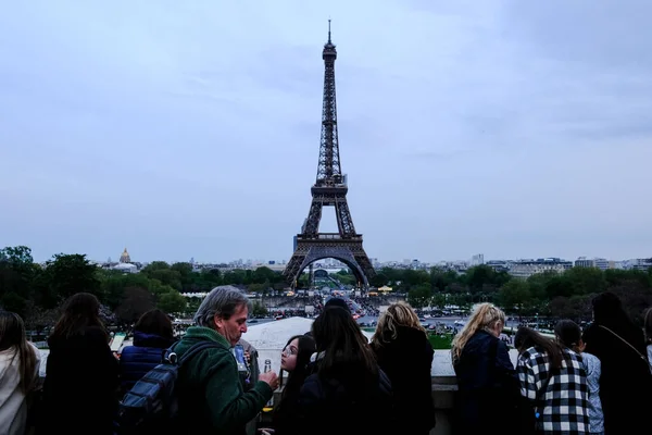 Πλήθος Τουριστών Απολαμβάνουν Θέα Του Πύργου Του Άιφελ Στο Παρίσι — Φωτογραφία Αρχείου