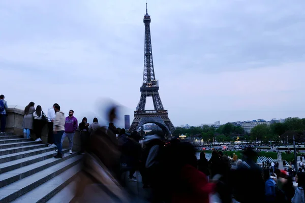 Turist Kalabalığı Nisan 2023 Paris Fransa Daki Eyfel Kulesi Nin — Stok fotoğraf