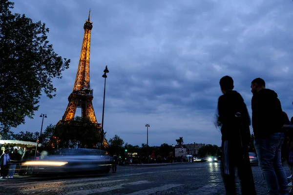 Натовп Туристів Насолоджується Видом Ейфелевої Вежі Парижі Квітня 2023 Року — стокове фото