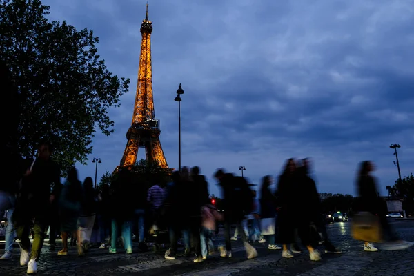 Tömeg Turista Élvezze Kilátást Eiffel Torony Párizsban Franciaországban Április 2023 — Stock Fotó