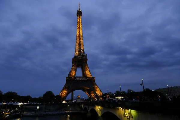 관광객들 2023 프랑스 파리에 경치를 즐긴다 — 스톡 사진