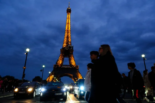 Tömeg Turista Élvezze Kilátást Eiffel Torony Párizsban Franciaországban Április 2023 — Stock Fotó